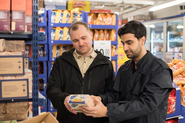 Tormund og Krishan bruker Trygg Mat-appen