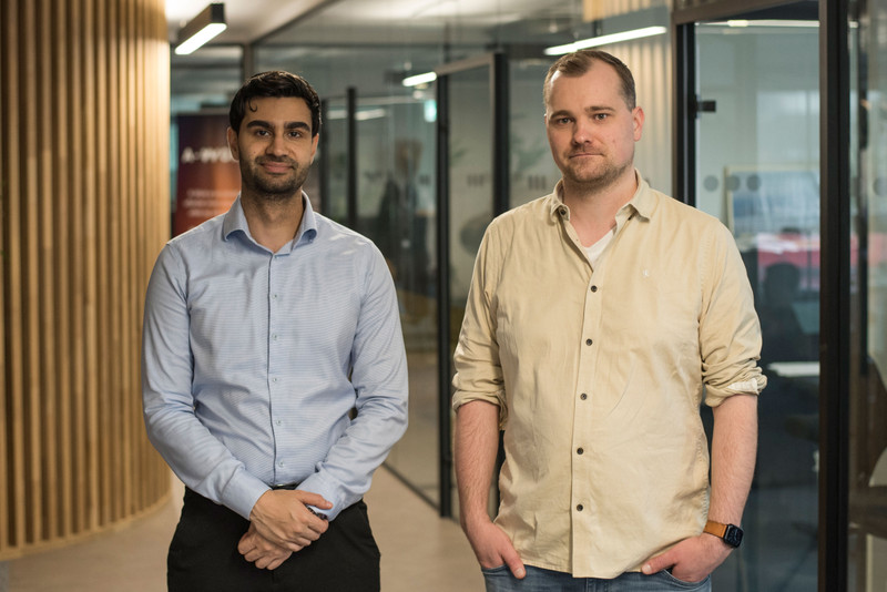 Gründer Tormund Gerhardsen (t.v.) og med-gründer Krishan Totland (t.h.) i Beneficial Apps, som står bak Trygg Mat-appen.