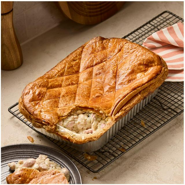 Sainsbury's Chicken, Leek & Smoked Ham Hock Pie, Taste the Difference 1.55kg