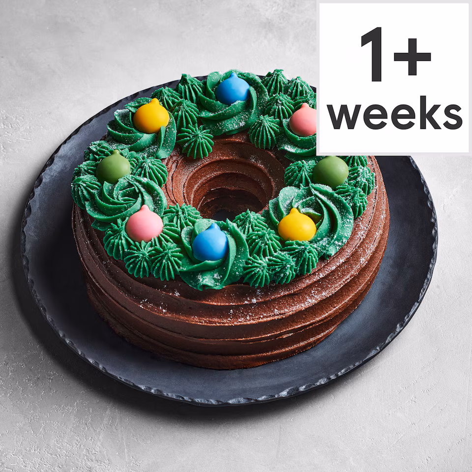 81. Tesco Christmas Bauble Wreath Cake 1.4kg (Serves 16)