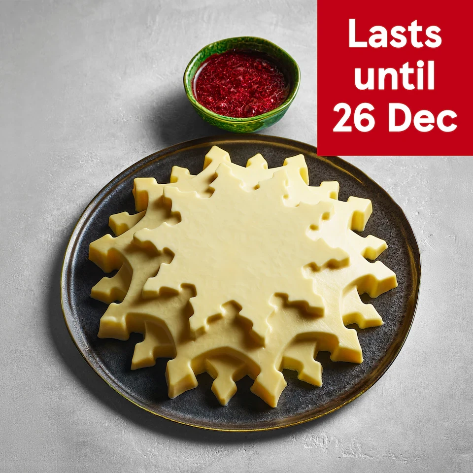 76. Tesco Finest Winter Berry Panna Cotta Snowflake 629g (Serves 8)